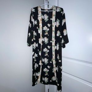 SOLD✨F l o r a l  K i m o n o✨